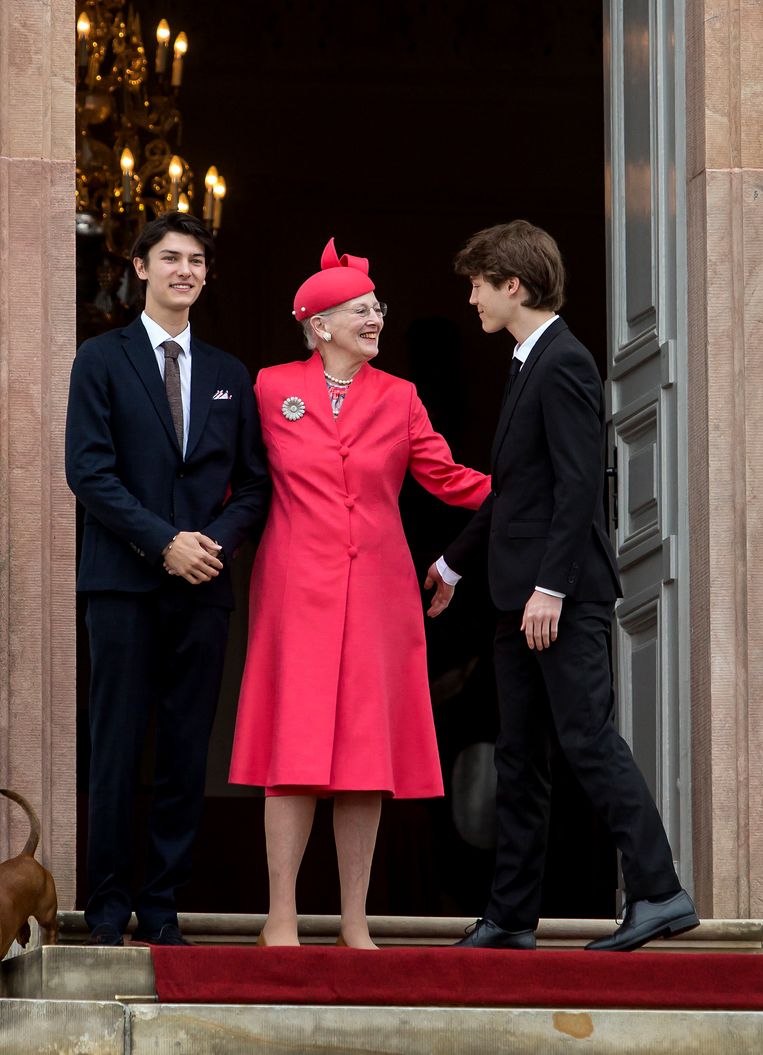 2021: Koningin Margrethe bij slot Frederiksborg waar ze haar kleinkinderen, prins Felix en prins Nikolaj, verwelkomt.  Beeld Getty Images