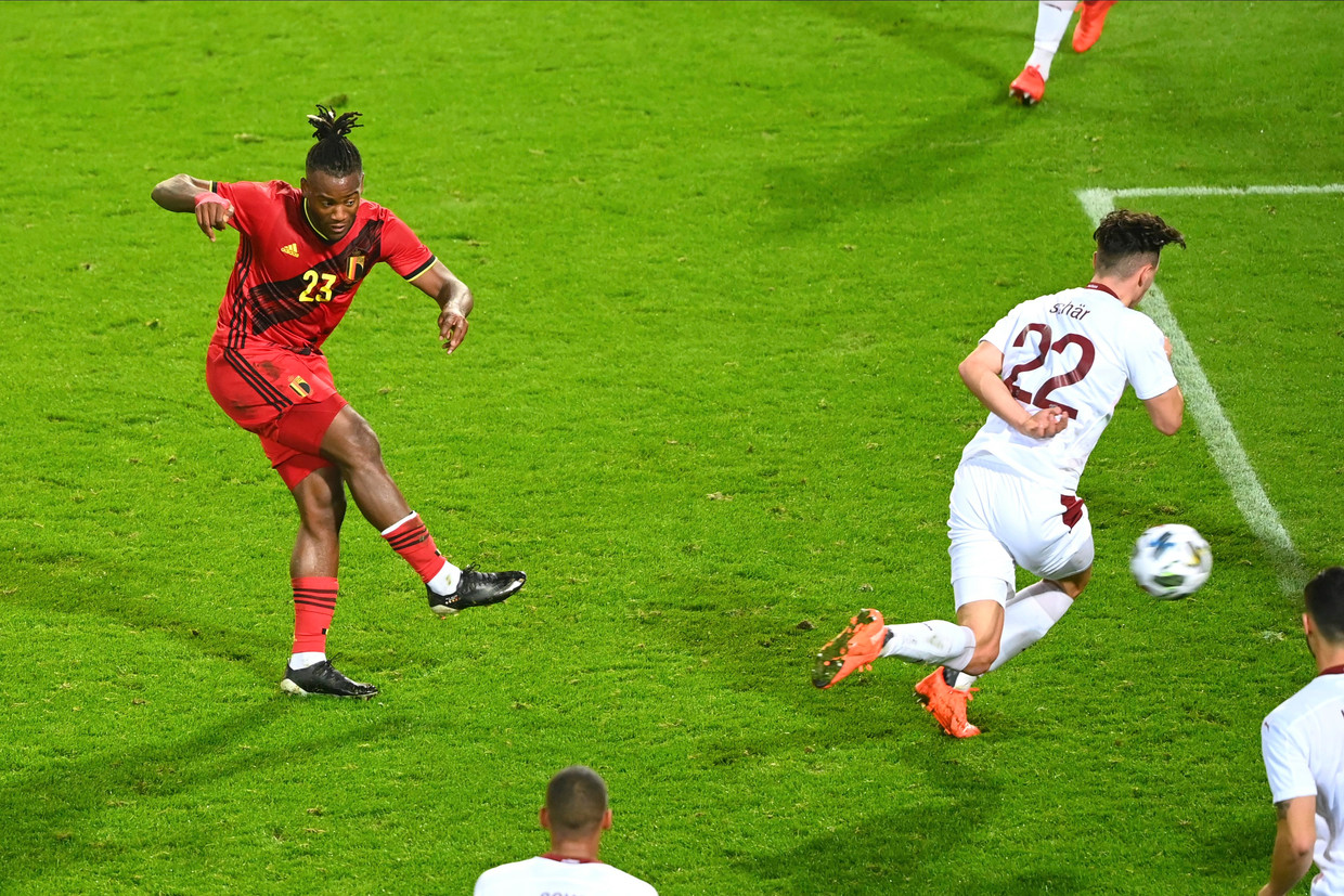 Na een voorzet van Foket knalt Batshuayi uit de draai de winnende goal onhoudbaar binnen.  Beeld Photo News