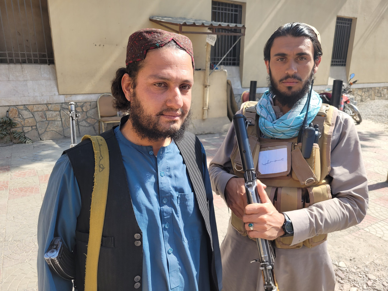 Talibanstrijders in Kaboel, links Omari Taha. Beeld Hans Jaap Melissen