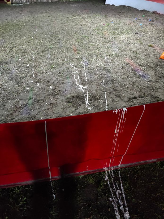 Vandalen spoten sausflessen leeg door de hele tent.