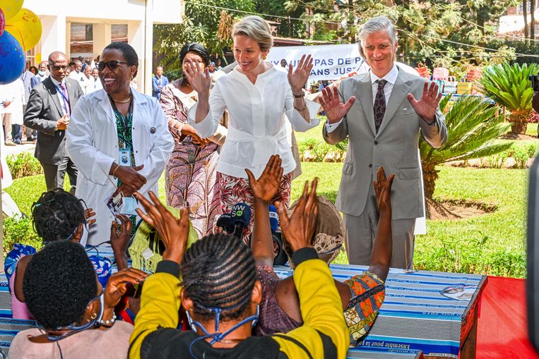 Het koninklijk echtpaar bezoekt een ziekenhuis in de stad Lubumbashi, Congo. Beeld Photo News