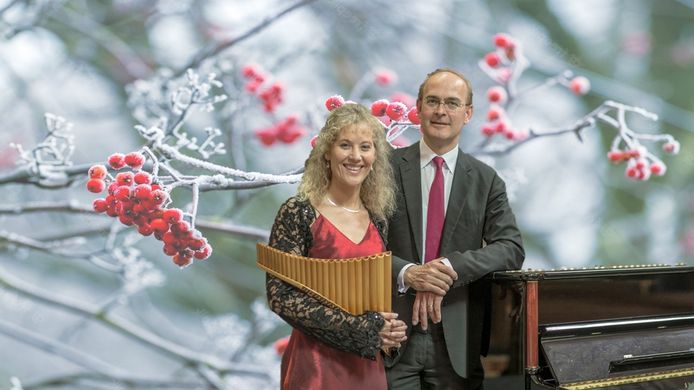 Noortje van Middelkoop en Harm Hoeve treden op in de Willem Hendrik Zwart Hal in Lemelerveld.