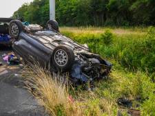 Bestuurder heeft geluk bij zwaar ongeluk in Nuenen: auto vliegt over de kop en slaat krater in berm