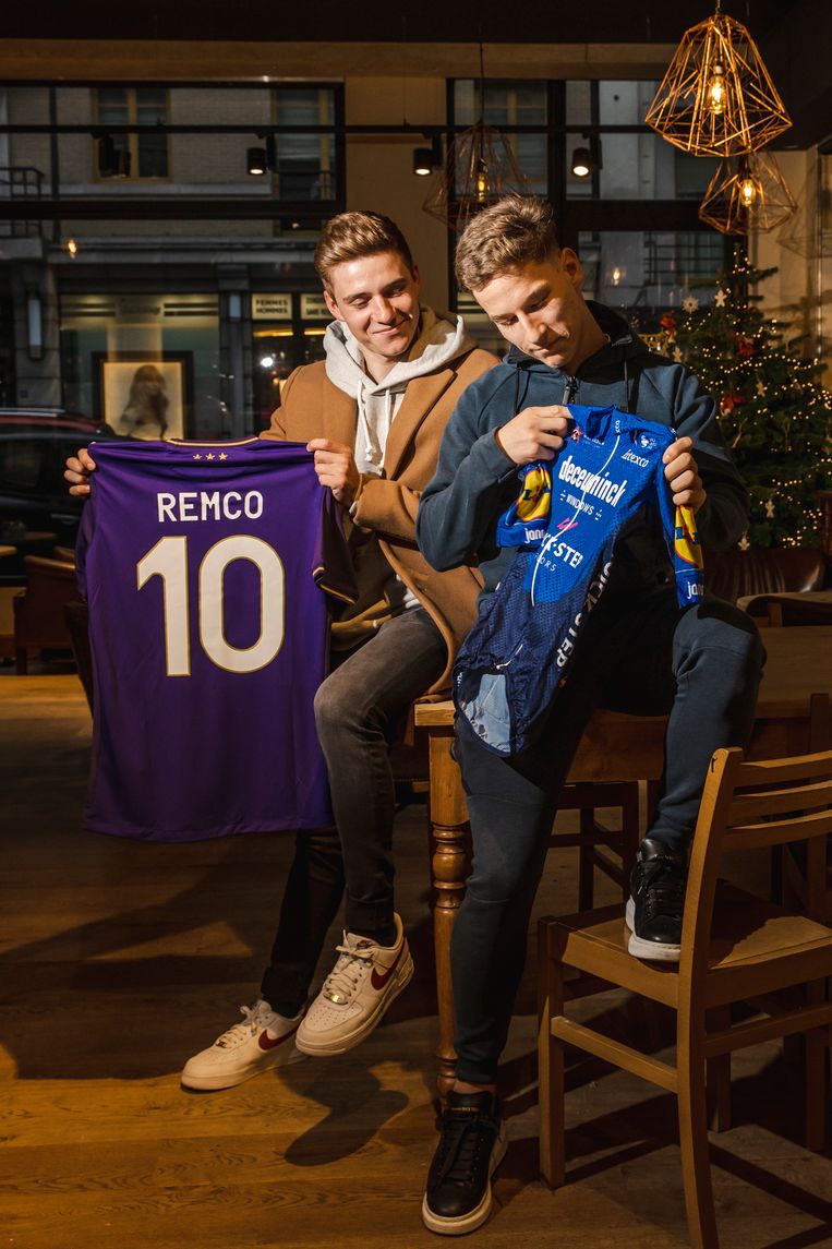 Truitjes wisselen voor het interview. Beeld Jan De Meuleneir / Photo News