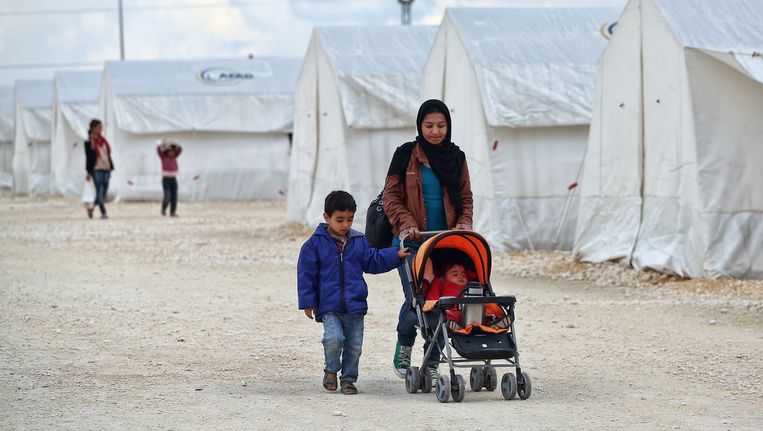 Een Syrische vrouw en haar kinderen in een vluchtelingenkamp in Turkije. Beeld getty
