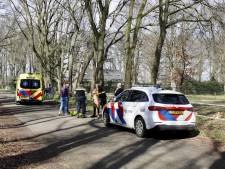 Oudere fietser loopt flinke hoofdwond op na val met fiets in Overloon