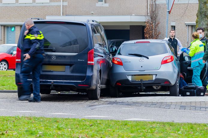 Een vrouw is zondagmiddag lichtgewond geraakt bij een botsing tussen een auto en een bestelbus in Oss.