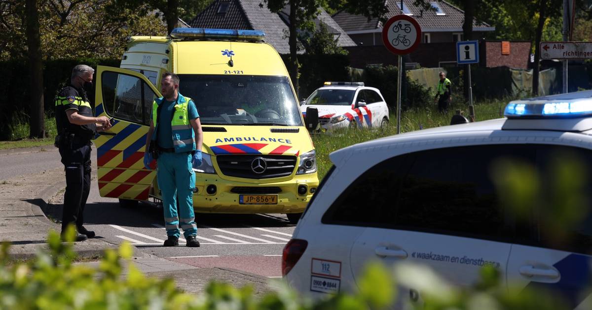 Fietser naar ziekenhuis na aanrijding met auto in Groningen.