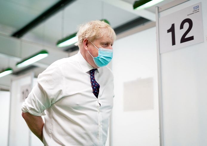 Boris Johnson ging op bezoek in een vaccinatiecentrum in Engeland