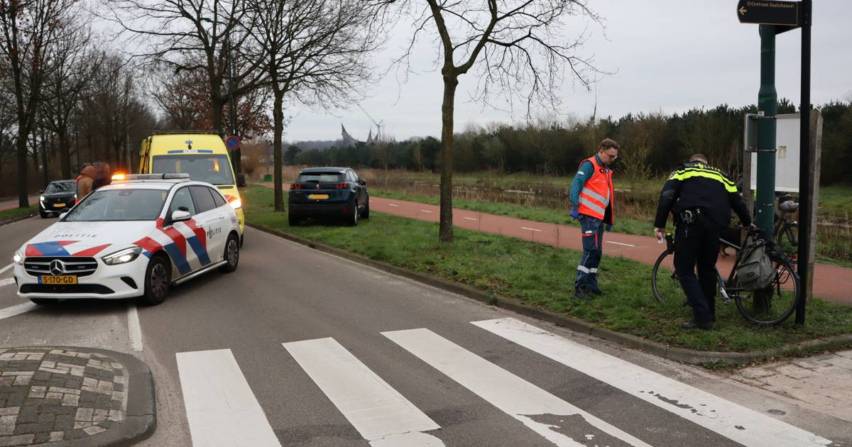 Fietser raakt gewond bij aanrijding op rotonde in Kaatsheuvel.