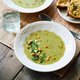 Recept: bijna-lentesoep met komkommer, dille en tempeh