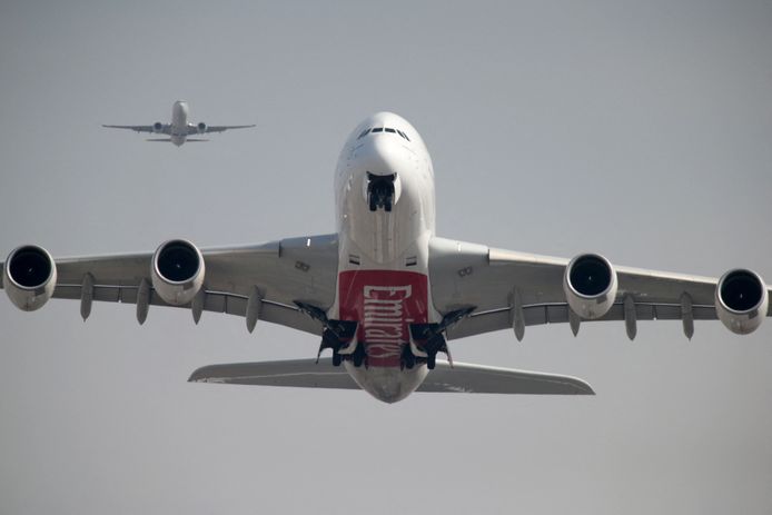 Een Airbus A380-800 van Emirates stijgt op vanuit thuishaven Dubai.