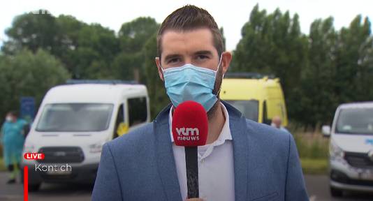 VTM-journalist Ken Van Beversluys ter plaatse in Kontich, waar een tweede bus met besmette jongeren aankomt.
