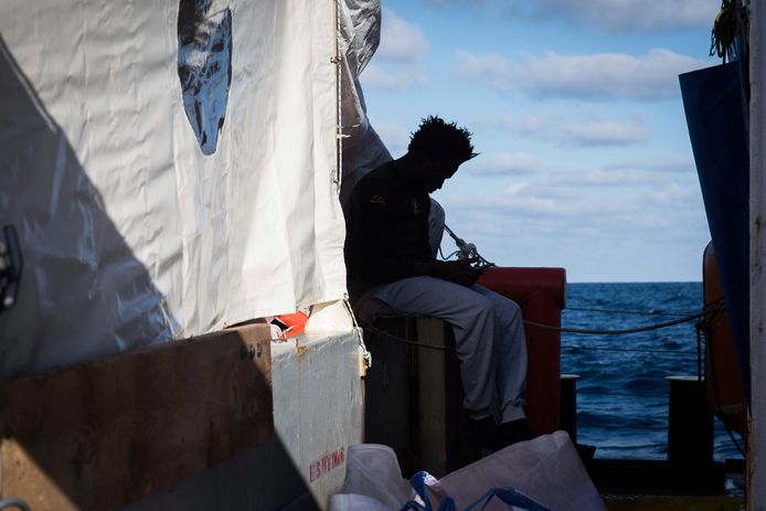 Een migrant aan boord de Sea-Watch 3.