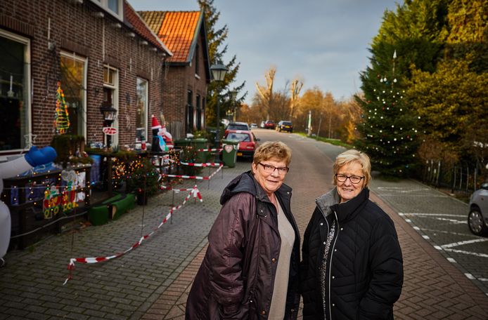 Ada Kelder (links) en Wilma Slobbe leggen huisbezoeken af bij 75-plussers in IJsselmonde.