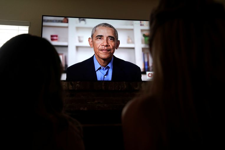 Barack Obama spreekt in een tv-uitzending examenleerlingen toe die vanwege het coronavirus geen traditionele diploma-uitreiking krijgen. Beeld REUTERS