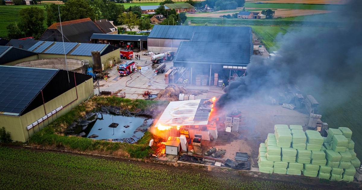 Uitslaande brand in containers met accu’s, brandweer nog uren bezig met blussen