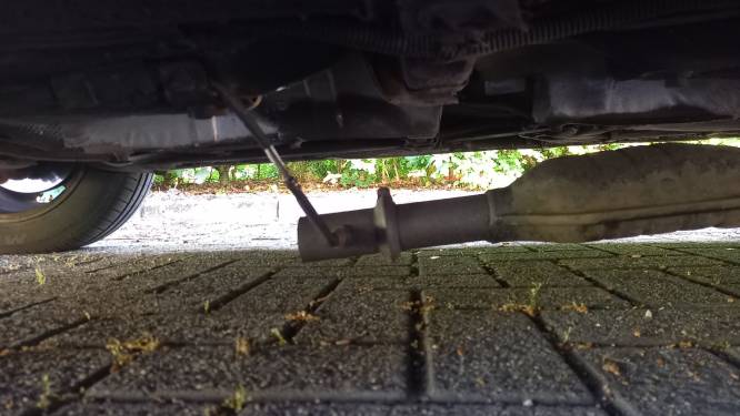Katalysator half onder auto uitgezaagd; politie houdt dader aan