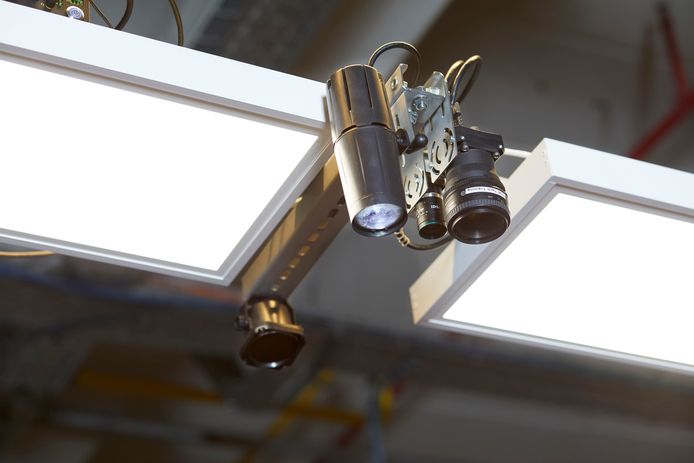 Boven de kassa in de Colruyt in Halle hangt een camera met artificiële intelligentie die de producten automatisch scant wanneer deze overgezet worden van de ene kar naar de andere.