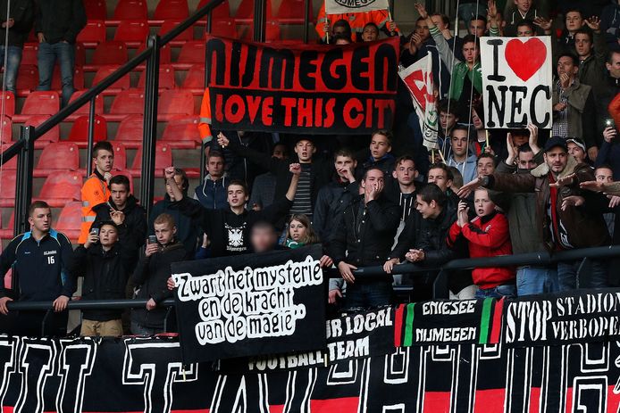 NEC-supporters op 9 november 2014 met het nu omstreden spandoek.