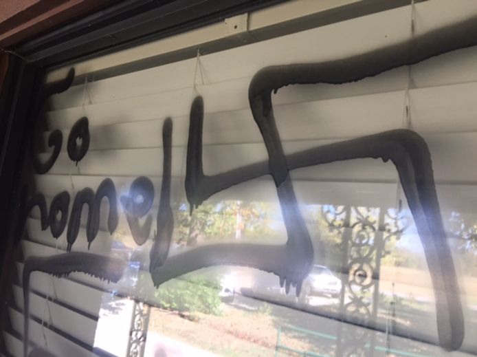 Het hakenkruis dat Davis op de moskee spoot met graffiti