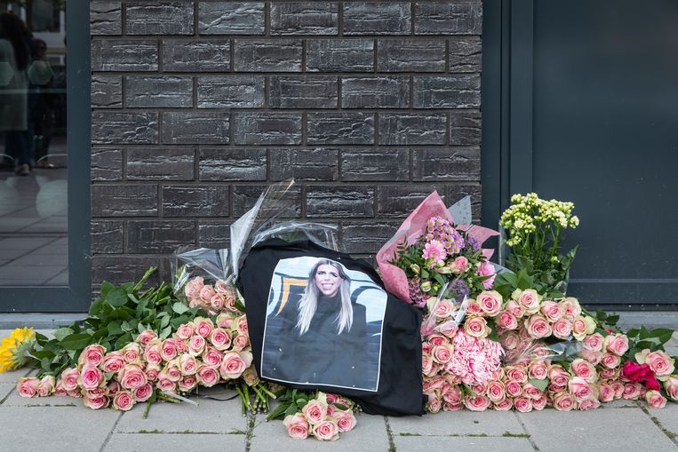 Bij de flat waar Ayla woonde in de Maassluisstraat werden roze rozen gelegd. Beeld Dingena Mol