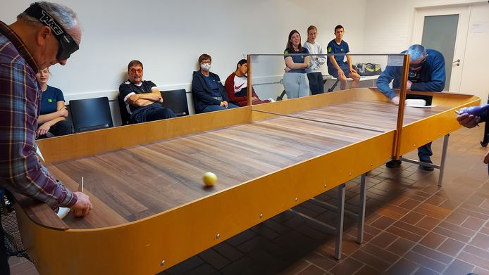 Bij showdown worden beide spelers geblinddoekt om vervolgens de ratelende bal in de goal van de tegenstander te slaan.
