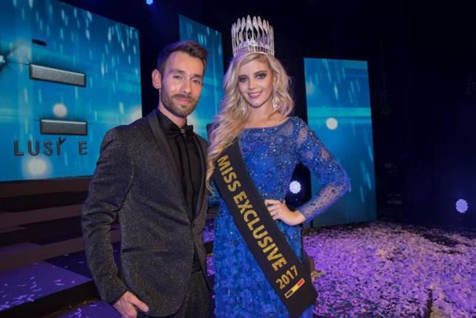 ‘Miss Exclusive’-organisator Ken Stevens, hier met winnares uit 2017  Shania Labeye.