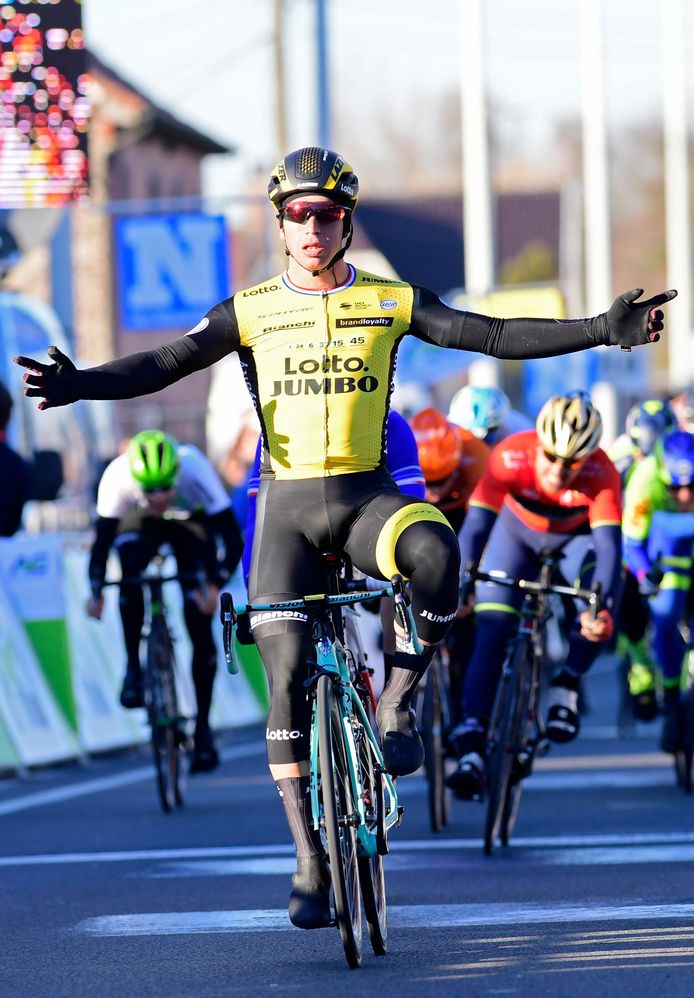 Oppermachtige Dylan Groenewegen Sprint Met Sprekend Gemak Naar Bloemen In Kuurne Brussel Kuurne Start Vlaamse Voorjaar Hln Be