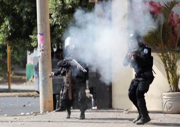De oproerpolitie wordt ervan beschuldigd de demonstranten hardhandig aan te pakken en op hen te schieten met rubberen én echte kogels.
