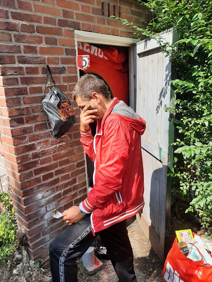Oleg bij het schuurtje in Vreewijk, waarin hij wekenlang leeft.