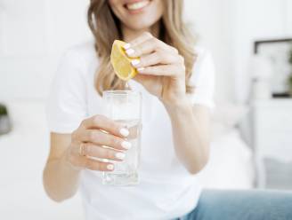 Voor eens en altijd: helpt water met citroen ’s ochtends echt om af te vallen of niet?