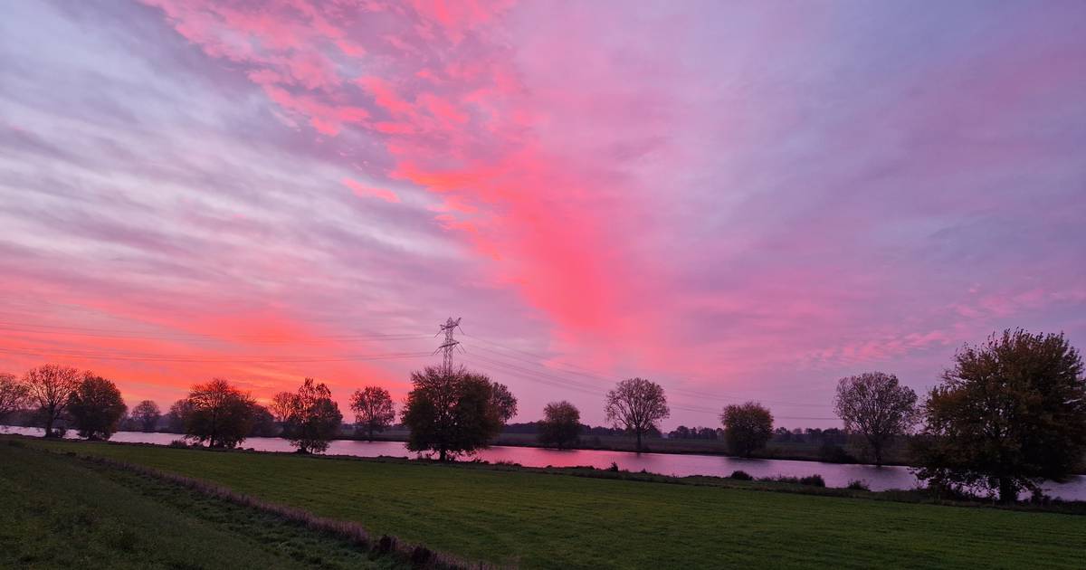 Prachtig! De lucht kleurde vanmorgen roze, rood en paars in Gelderland