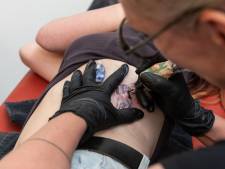 Red de bij, neem een... tattoo. En dat is precies wat deze mensen in Amersfoort deden