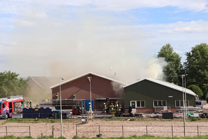 De rookontwikkeling door de brand in Kesteren.