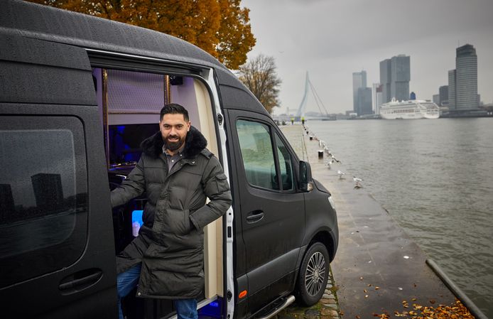 Serdar Tetik heeft een luxe kapsalon in een bus
