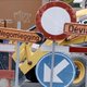 In de Brusselse verkeersbordenjungle is het Nederlandse bordje afgetapet