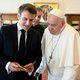 Macron doet de paus een boek cadeau, en plots staat Polen op zijn achterste benen
