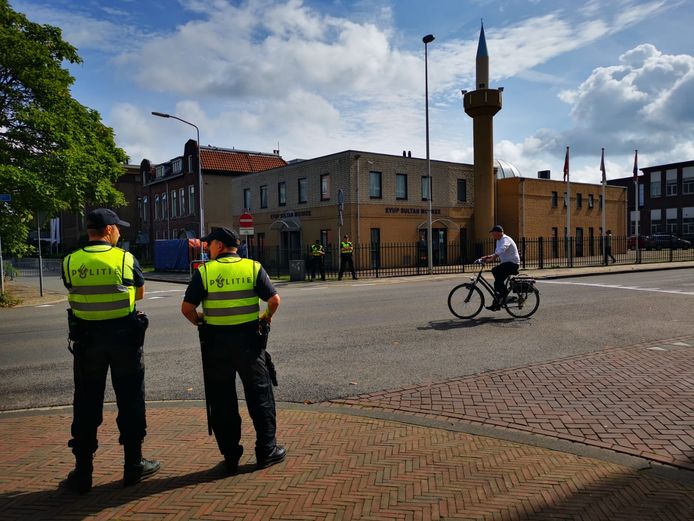 De politie is zichtbaar aanwezig bij de moskee in Apeldoorn.