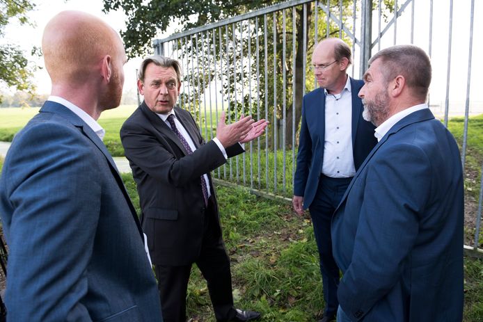 Nationale ombudsman Reinier van Zutphen bezocht het terrein van winningsbedrijf Vermilion in Woerden en liet zich informeren door lokale politici.