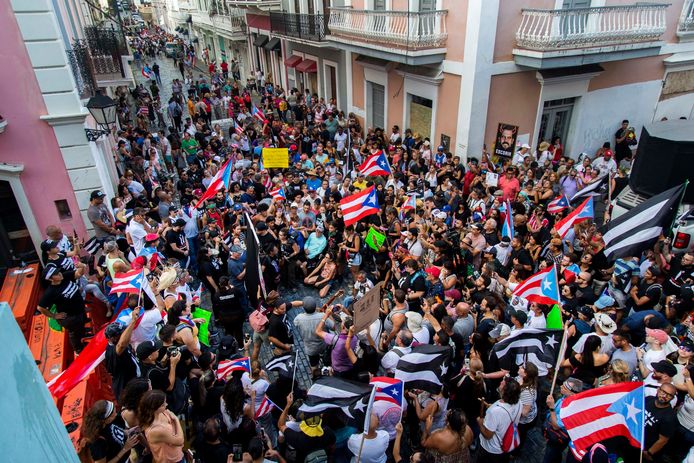 Demonstranten eisen het aftreden van gouverneur Ricardo Rossello.