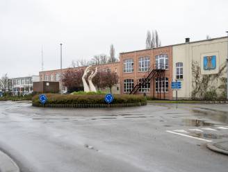 Asfalt aan rotonde in slechte staat: opknapbeurt zal week duren