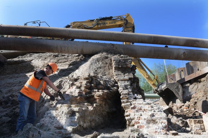 Archeoloog Niels Bouma onderzoekt een oude muur die is gevonden bij gemaal de Neust in Tricht.