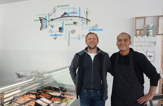 Hassan Meftah rechts samen met de eigenaar van de winkelruimte.