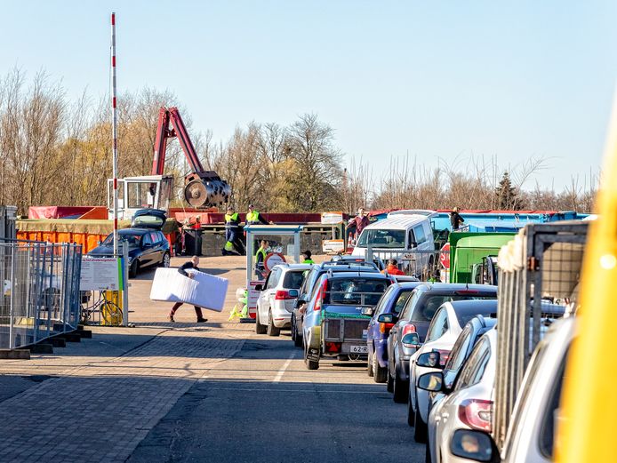 Drukte bij de milieustraat.