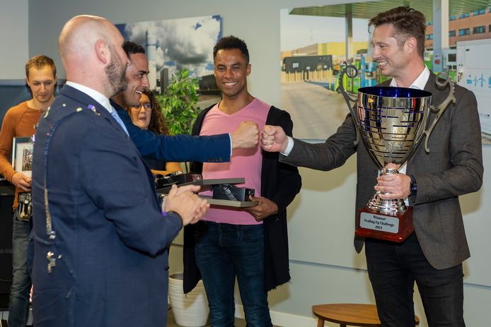 Uitreiking van de Scaling Up Challenge-beker in Breda, een prijs voor jonge Bredase bedrijven die groei gerealiseerd hebben. Jorg Raven van Liqal (r) ontvangt de beker uit handen van wethouder Boaz Adank (l).