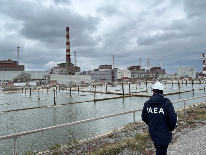 Een medewerker van het Internationaal Atoomenergieagentschap (IAEA) eind maart bij de kerncentrale van Zaporizja.