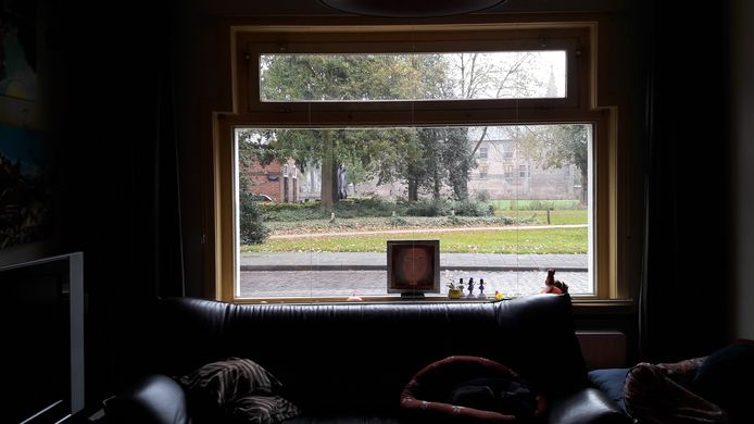 Uitzicht vanuit de woonkamer van Riki en Ad Beerendonk. Links Brasserie Kasteelpoort, rechtsachter het Kasteel van Helmond.