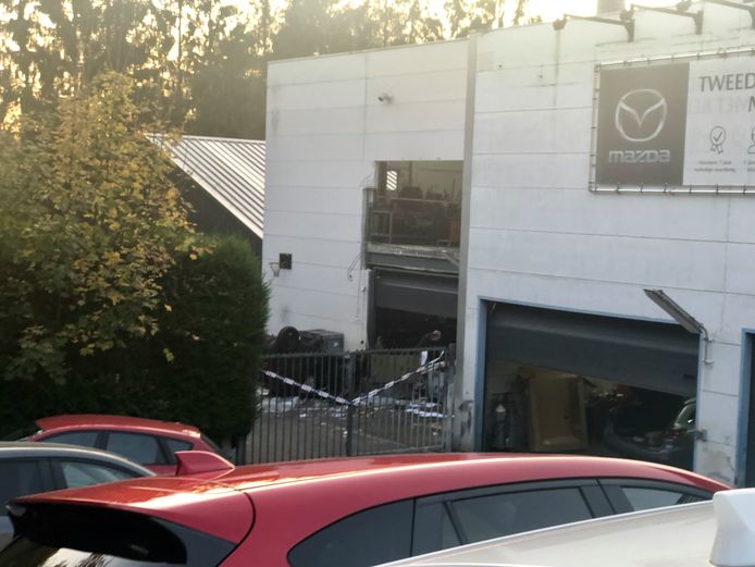 De garagist maakte een fout manoeuvre en belandde met de wagen een verdieping lager.
