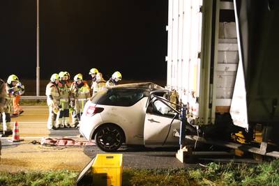 Auto komt vast onder vrachtauto te zitten op A2: bestuurder bekneld
